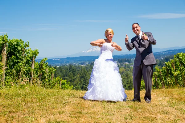 Bride and Groom Thumbs Up — Stock Photo, Image