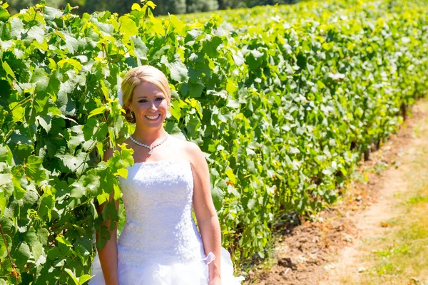 Braut an ihrem Hochzeitstag — Stockfoto