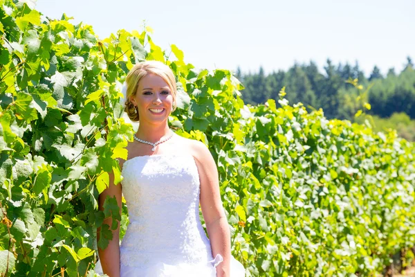 Braut an ihrem Hochzeitstag — Stockfoto