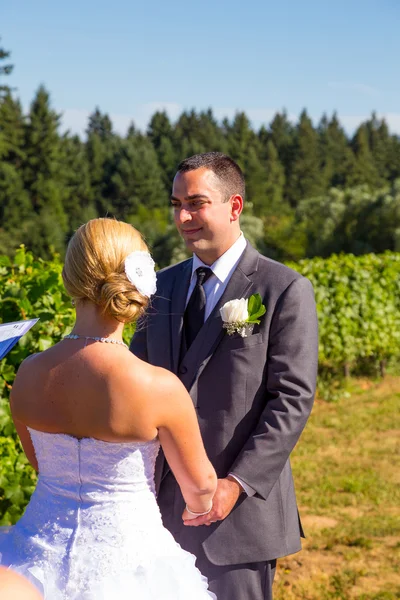Bruid en bruidegom geloften ceremonie — Stockfoto