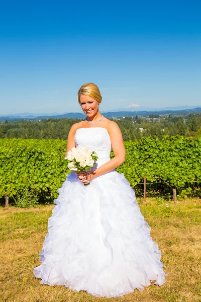 Braut an ihrem Hochzeitstag — Stockfoto