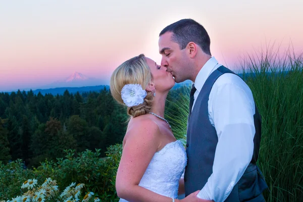 Bride and Groom Kiss Sunset — Stock Photo, Image