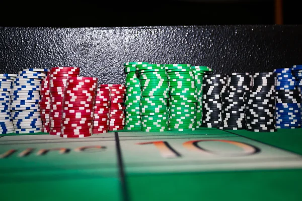 Фишки для игры в покер — стоковое фото