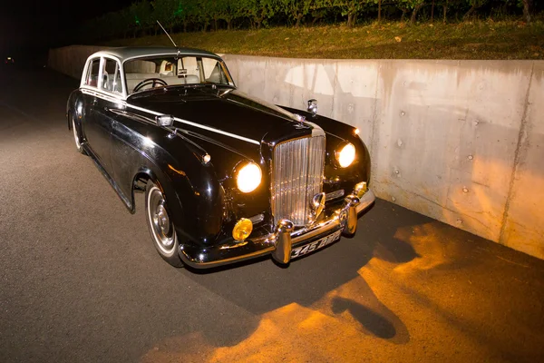 古い古典的な車の結婚式の逃走 — ストック写真