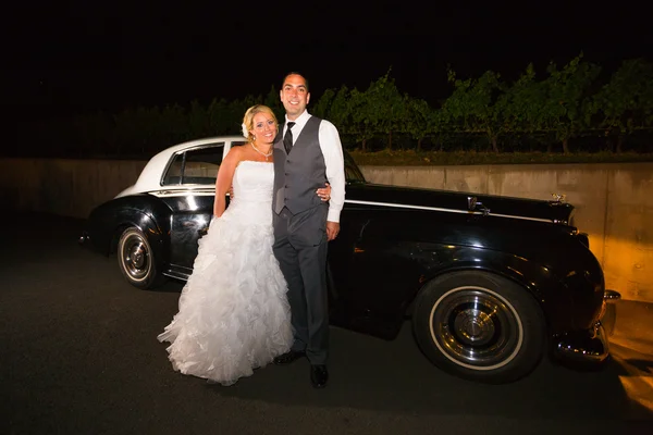 Bruden och brudgummen med klassisk bil — Stockfoto