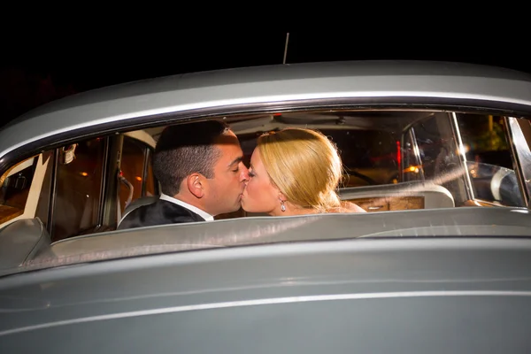Noiva e noivo beijo final — Fotografia de Stock
