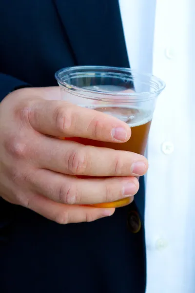 Man bedrijf bier op bruiloft — Stockfoto