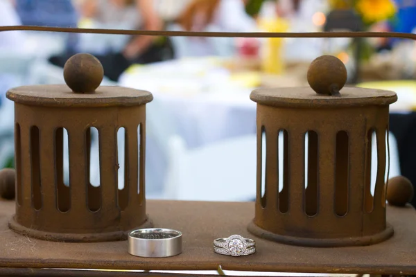 Свадебные кольца на ресепшене — стоковое фото