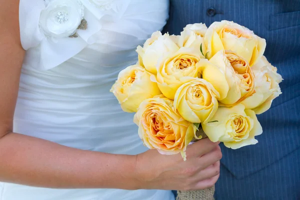 Bruden brudgummen och blommor — Stockfoto