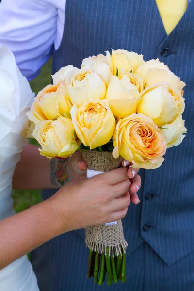 Nevěsta ženich a květiny — Stock fotografie