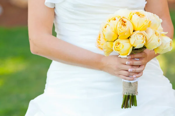 Mariée tenant Bouquet Fleurs — Photo