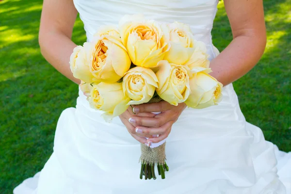 Brud Holding bukett blommor — Stockfoto