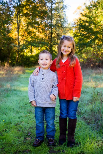 Hermano y hermana juntos — Foto de Stock