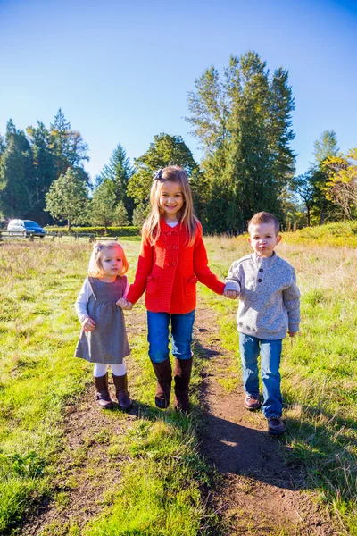 Trois jeunes frères et sœurs — Photo