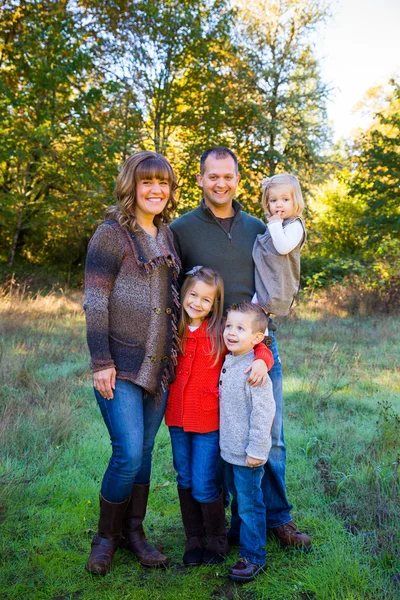 Famille de cinq personnes en plein air — Photo