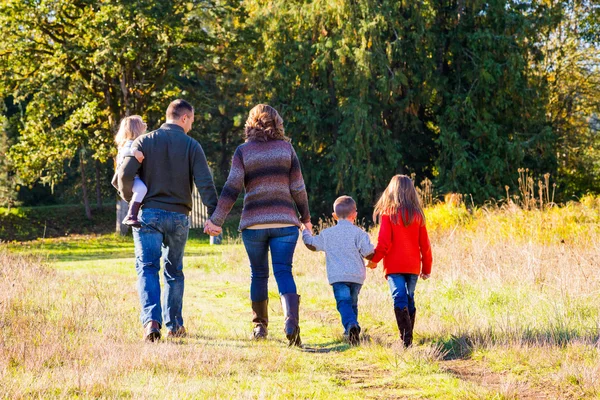 Famille de cinq personnes en plein air — Photo