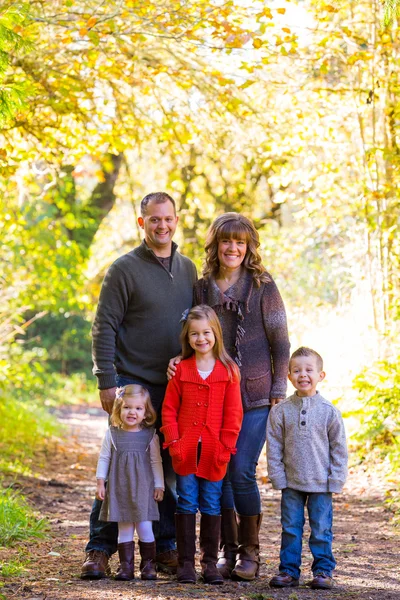Familjen av fem utomhus — Stockfoto
