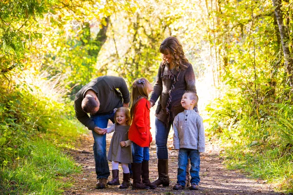 Famille de cinq personnes en plein air — Photo