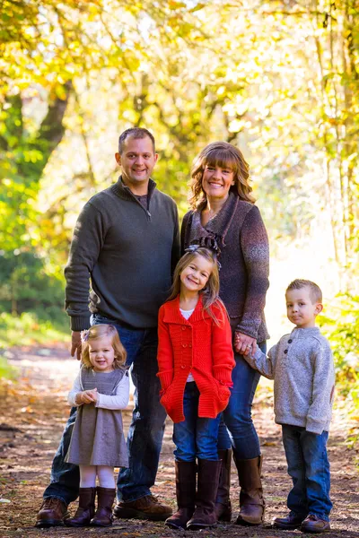 Famiglia di cinque persone all'aperto — Foto Stock