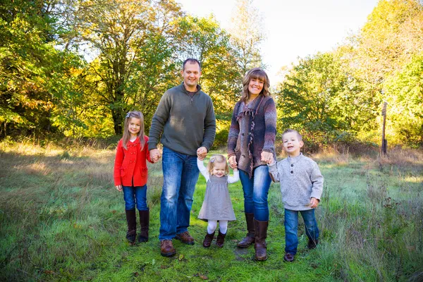 Famille de cinq personnes en plein air — Photo