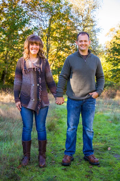 Couple heureux à l'extérieur — Photo