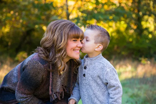 Madre e hijo al aire libre — Foto de Stock