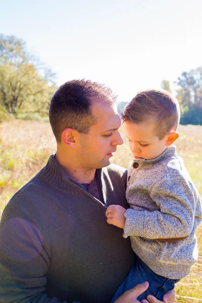 Pai e filho ao ar livre — Fotografia de Stock