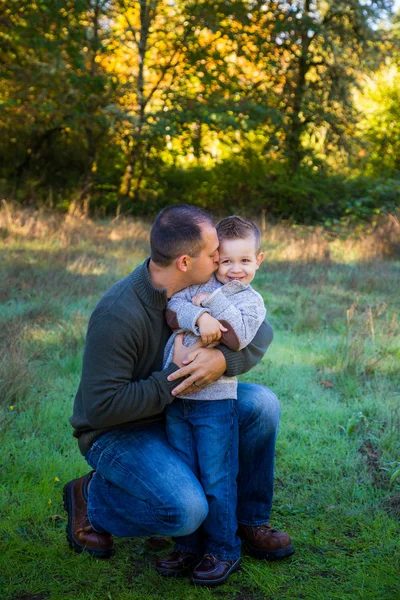 Pai e filho ao ar livre — Fotografia de Stock