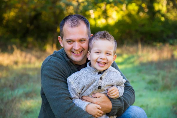 Père et fils à l'extérieur — Photo