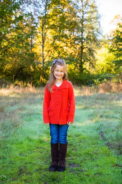 Mädchen im roten Pullover Porträt — Stockfoto