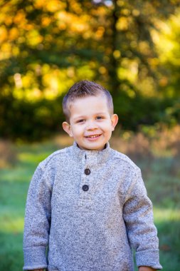 genç çocuk açık havada dikey