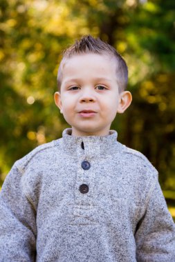 genç çocuk açık havada dikey