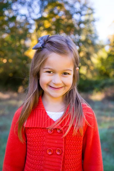 Dziewczyna w czerwonym swetrze portret — Zdjęcie stockowe