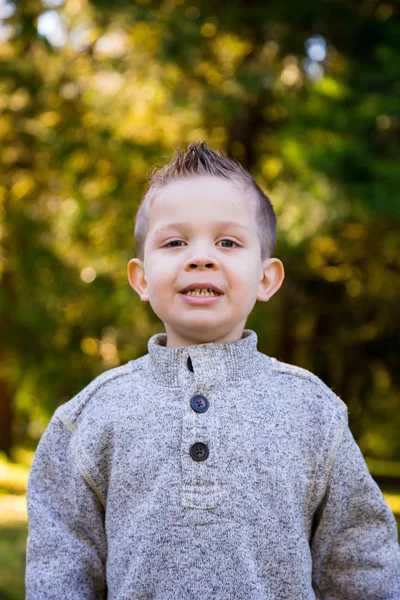 Jonge jongen buitenshuis portret — Stockfoto