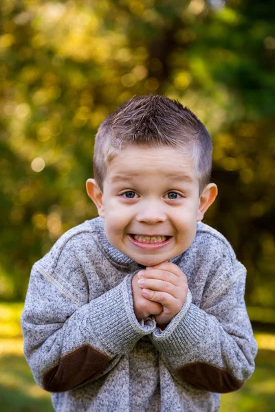 Jeune garçon portrait en plein air — Photo