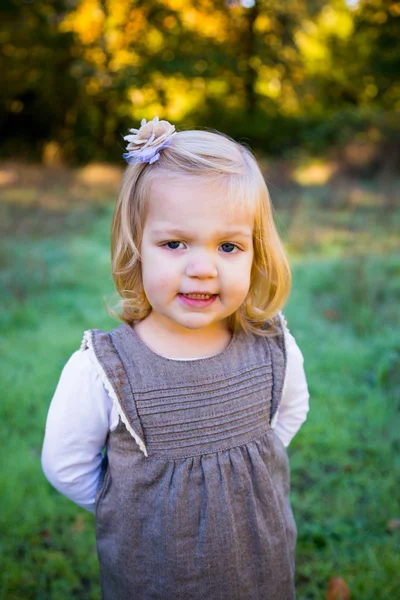 Jeune fille Portrait extérieur — Photo