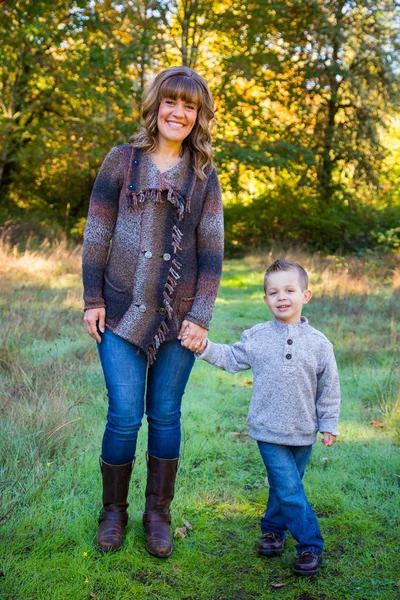 Mère et fils à l'extérieur — Photo