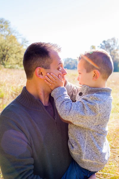 Pai e filho ao ar livre — Fotografia de Stock