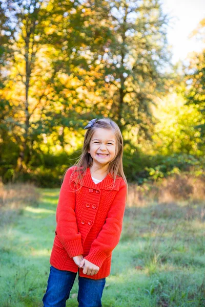 Mädchen im roten Pullover Porträt — Stockfoto