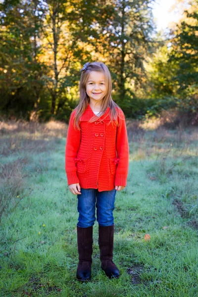 Arckép piros pulóver lány — Stok fotoğraf