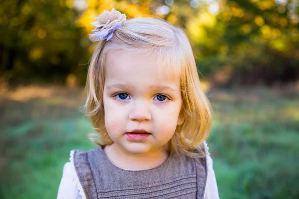 Jeune fille Portrait extérieur — Photo