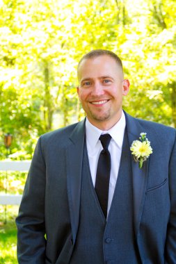 yakışıklı damat portre gün düğün üzerinde