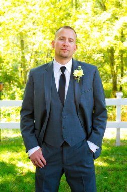 yakışıklı damat portre gün düğün üzerinde