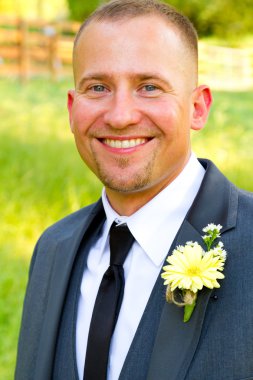 yakışıklı damat portre gün düğün üzerinde