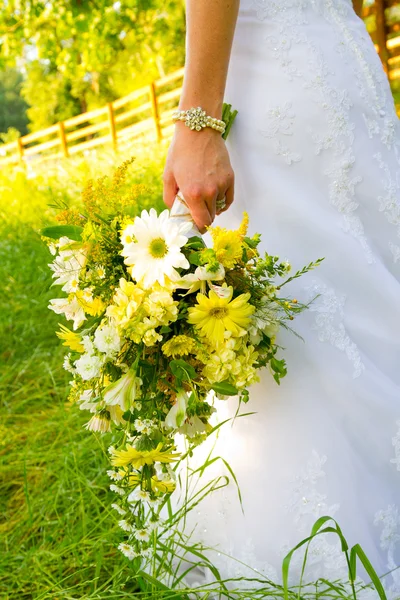 Bride Holding Bouquet — Stock Photo, Image