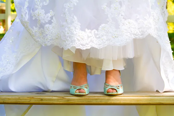 Mariée portant des chaussures de mariage — Photo