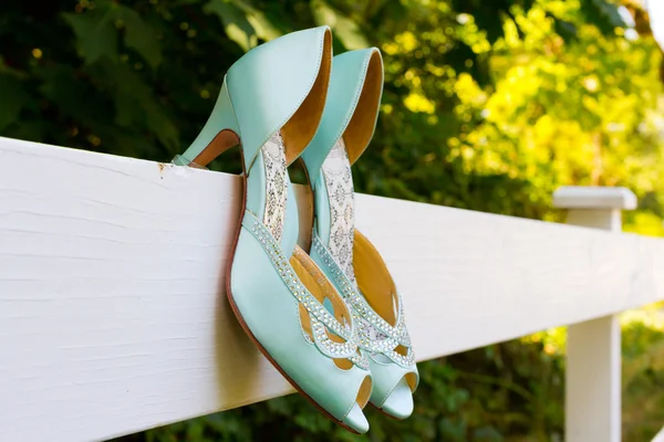 Zapatos de boda azules en la cerca — Foto de Stock