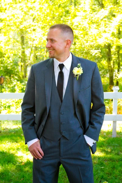 Guapo novio retrato el día de la boda — Foto de Stock