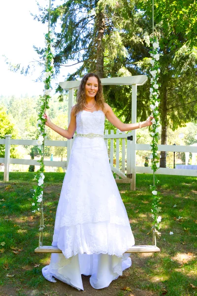 Bella sposa in abito da sposa — Foto Stock