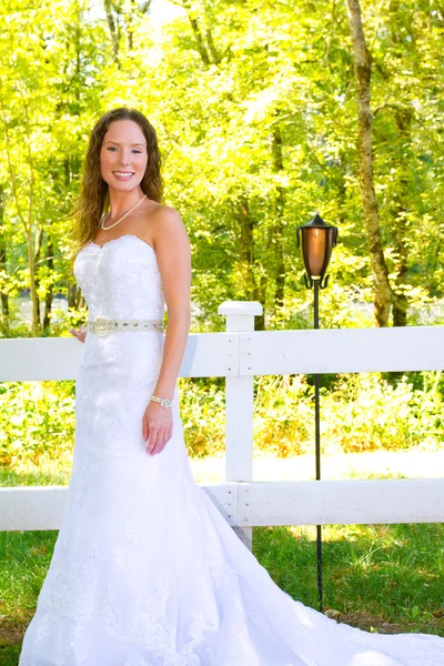 Hermosa novia en vestido de novia — Foto de Stock